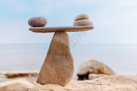 在石头上平衡鹅卵石图片
