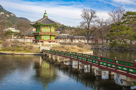 首尔景福宫建筑群的远香阁背景图片