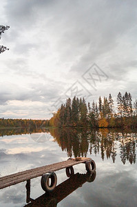池塘岸边美丽的秋景图片