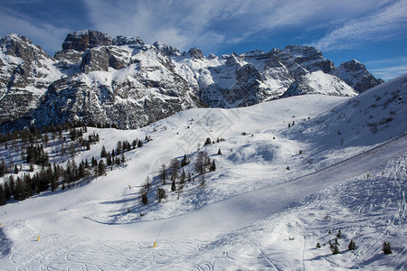 雪山中的滑雪场图片