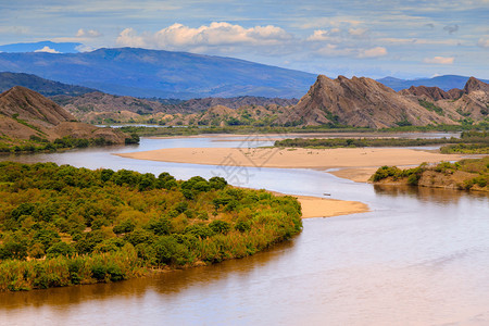 大河流和岩石山马格达莱纳河在科图片