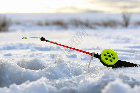 男人们在冬季玩乐在冰钓背景图片