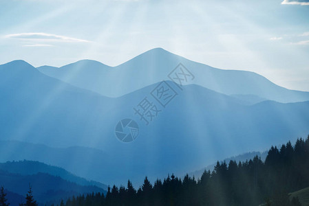 日落时的蓝山和森林景观图片