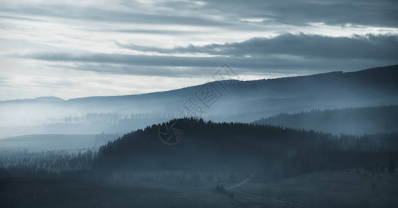 黎明时分戏剧迷雾山林风景图片