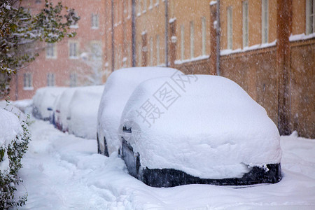 道路被雪堵住了图片