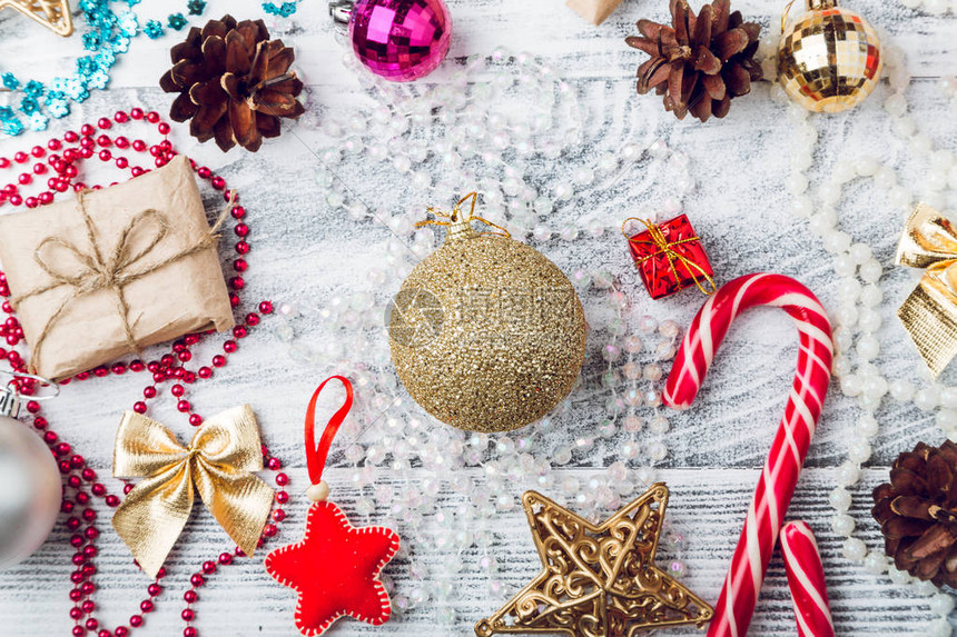 手工艺礼品圣诞球锥子糖果甘蔗和新年装饰品图片
