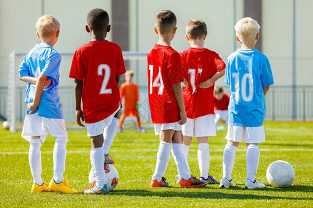 儿童足球训练执教青年足球小男孩在球图片
