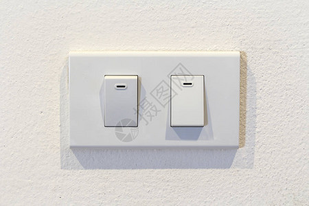 白墙上的灯插座图片