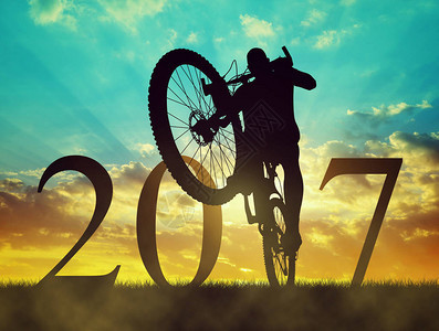日落时骑自行车的自行车赛事列表向201图片