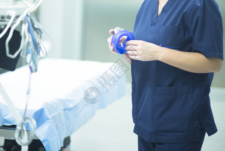 外科医生在医院诊所的手术室急诊室手术中穿着蓝色手术无菌图片