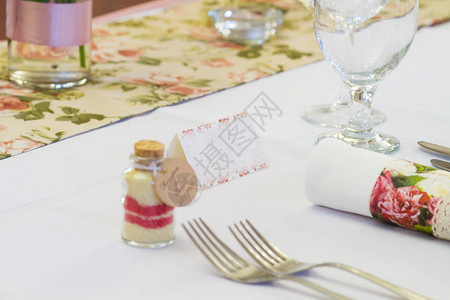带卡片的婚礼或餐厅桌图片