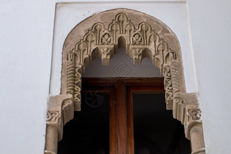 在摩洛哥建筑的拱门上图片
