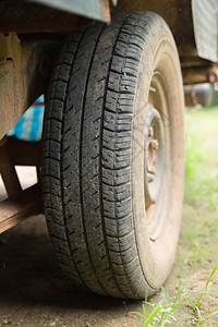 车轮上带泥的车辆汽车轮胎拾取器背景图片