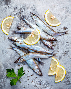新鲜捕获的Shishamo鱼完全卵平躺在破旧的金属背景上Shishamo鱼是日本料理天妇罗的流行鱼新鲜的鱼在新鲜的海鲜图片