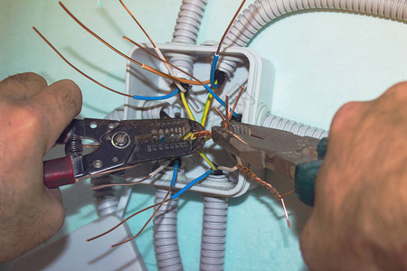 电工用钳子拧紧电线安装工程图片