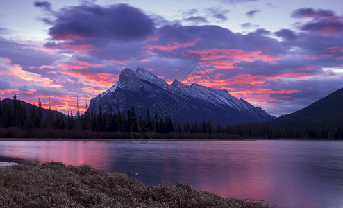 BanffSunrise龙德山后一个戏剧日出从贝尔米利昂湖抓获就在班图片