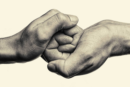 男和女手在握手中团结起来这可能意味着帮助监护保护爱关怀等此图像被隔离图片