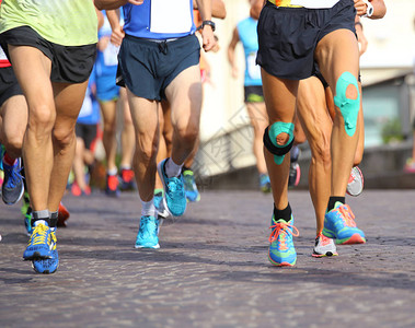 许多人在体育赛跑中快速奔跑在城市街图片