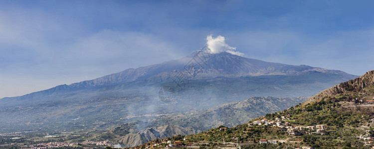 蒸汽的埃特纳火山全景图片