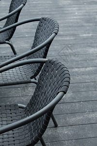 露天咖啡馆的黑椅子背景图片