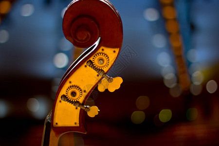 大舞台上的低音提琴贝斯弦乐器图片