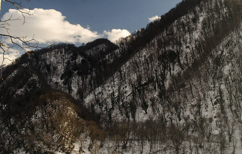 山上有雪脊在尼泊尔喜马拉雅山的安纳普尔图片