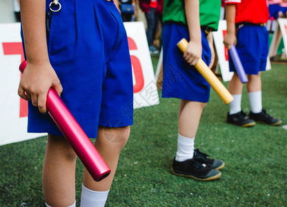 一群学生男孩在学校会上为接力赛男孩做准备和热身学图片