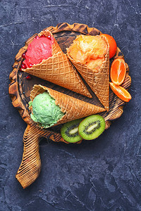 用猕猴桃和橘子调味的夏季冰淇淋图片