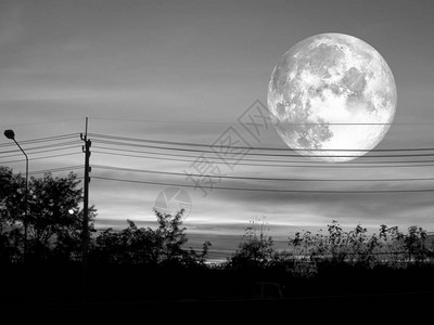 日落时满月夜空乌云和光影彩云电线图片