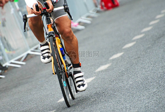 在自行车比赛期间无法辨认的专业骑自行车运动员图片