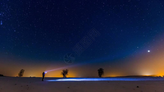 星空和手电筒的男人冬夜风景背景图片