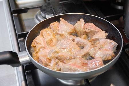 肉块在煎锅上煎图片