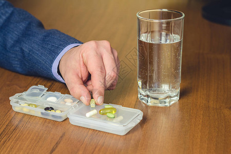 杯水维生素和营养饮食补充药片图片