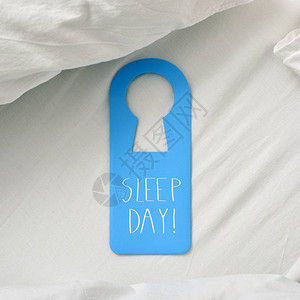 蓝色门衣架的紧闭上面写着文字睡眠日放背景图片