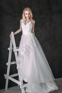 浪漫婚纱照片以灰色背景拍摄在工作室中背景