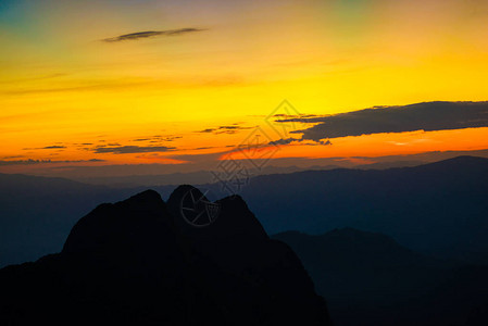 在山峰的自然日落与五颜六色的天空图片