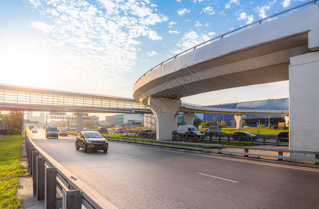 以桥梁为背景的高速公路交汇处图片