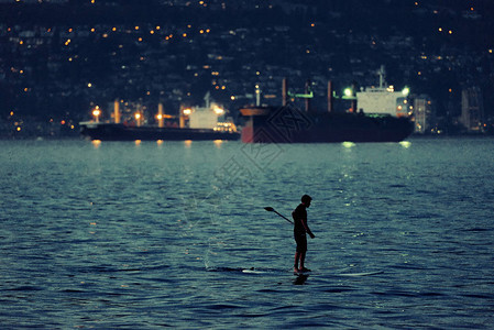 黄昏时分温哥华海上的一艘人划船图片