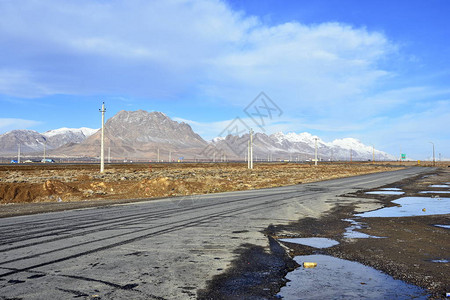 在春季公路旅行中图片