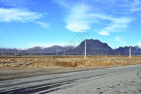 在春季公路旅行中图片