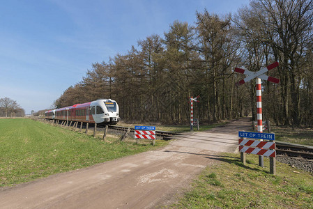 荷兰东部没有障碍和警示灯的无警卫轻铁路穿越荷兰东部图片