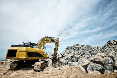 在采石场工作的挖掘机黄土背景图片