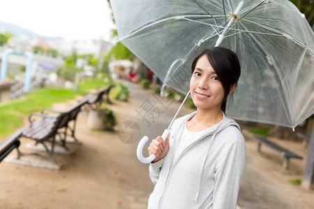 在广岛市打伞的女人图片