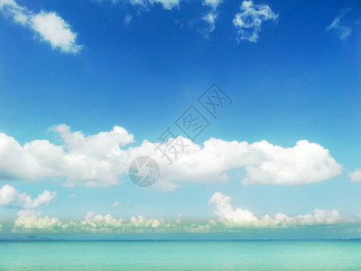 蓝天空白云和水洋概念放松关系爱警告小心图片