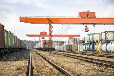 铁路转运所需的大型工业高架图片