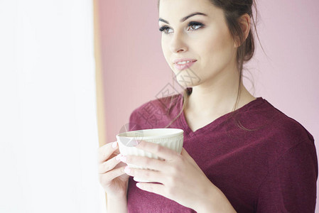 年轻美女清晨喝咖啡背景图片