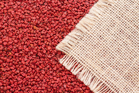 原产于美国中部和南美部分地区的阿奇奥特种子被用于季节和彩色食品背景图片
