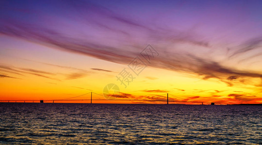 日落时密歇根Mackinac海峡和Mackinac桥图片