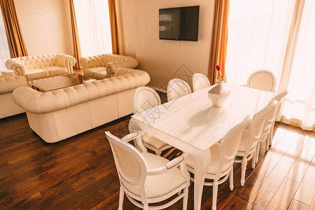 公寓的餐桌起居室的午餐桌饭厅图片