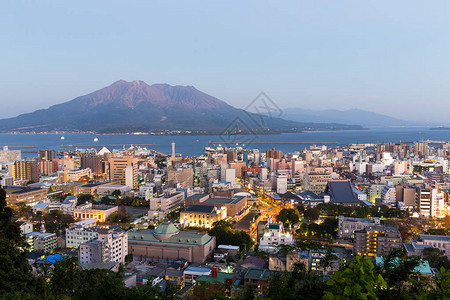 火山樱岛和晚上的城市图片